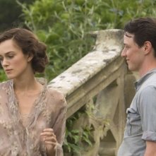 Keira Knightley e James McAvoy in una scena del dramma Espiazione (Atonement)