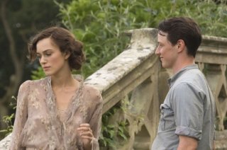 Keira Knightley e James McAvoy in una scena del dramma Espiazione (Atonement)