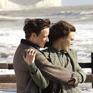 Keira Knightley e James McAvoy in una scena romantica del film Espiazione