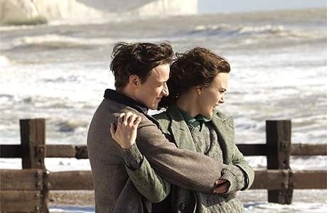 Keira Knightley e James McAvoy in una scena romantica del film Espiazione