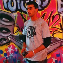 Primo Reggiani in una coloratissima immagine del film Scrivilo sui muri