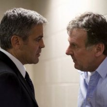 Tom Wilkinson con George Clooney in una scena di Michael Clayton