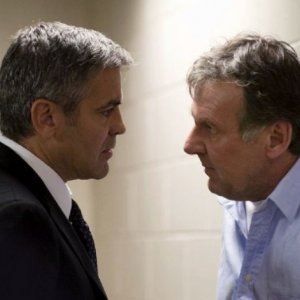 Tom Wilkinson con George Clooney in una scena di Michael Clayton