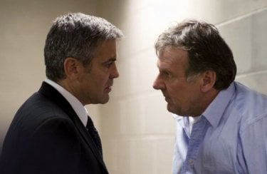 Tom Wilkinson con George Clooney in una scena di Michael Clayton