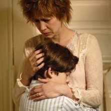 Vera Farmiga e Jacob Kogan in una scena di Joshua