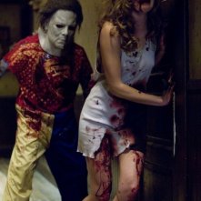 Tyler Mane insegue la sua prossima vittima in una scena del film Halloween