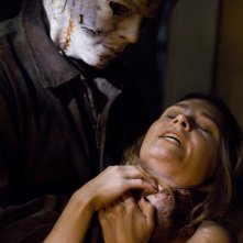 Tyler Mane/Michael Myers in una scena del film Halloween