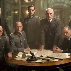 Kevin McNally, Christian Berkel, Bill Nighy, Tom Cruise, Terence Stamp, David Schofield e Kenneth Brannagh in Valkyrie