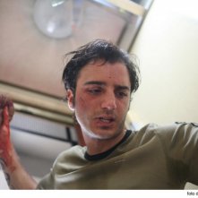 Nicolas Vaporidis in una sequenza del film Cemento armato