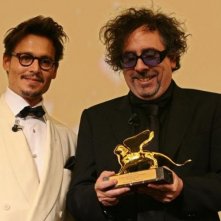 Tim Burton Con Il Leone Alla Carriera Di Venezia 64 E Johnny Depp Che Glielo Ha Appena Consegnato 47262