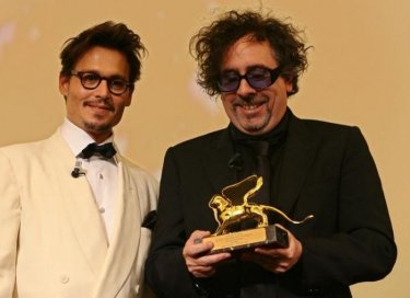 Tim Burton con il Leone alla carriera di Venezia 64. e Johnny Depp, che glielo ha appena consegnato