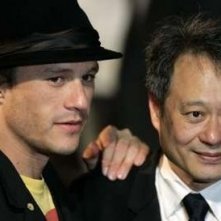 Il Neo Leone D Oro Ang Lee Con Heath Ledger Che Ha Accettato La Coppa Volpi Per Cate Blanchett 47323