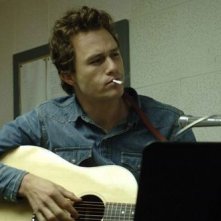 Heath Ledger in una scena di Io non sono qui, del 2007
