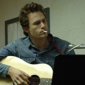 Heath Ledger in una scena di Io non sono qui, del 2007