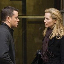 Matt Damon e Joan Allen in una scena del film The Bourne Ultimatum