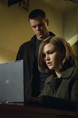 Matt Damon con Julia Stiles in una scena del film The Bourne Ultimatum