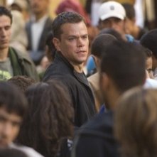 Matt Damon tra la folla in una scena del film The Bourne Ultimatum