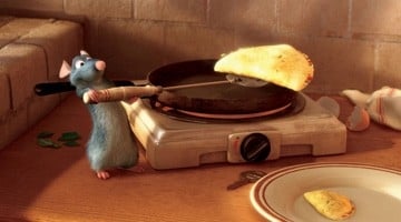 Il piccolo topolino Remy prepara due omelette in una scena del film Ratatouille