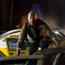 Bruce Willis in una scena d'azione del film Live Free or Die Hard