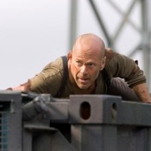 Bruce Willis in una scena dell'action Live Free or Die Hard