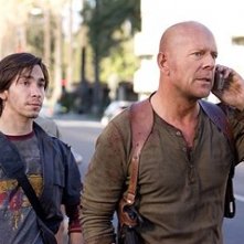 Justin Long con Bruce Willis  in una scena del film Live Free or Die Hard