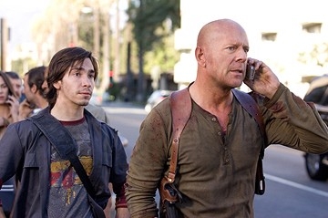 Justin Long con Bruce Willis  in una scena del film Live Free or Die Hard