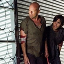 Justin Long e Bruce Willis  in una scena del film Live Free or Die Hard