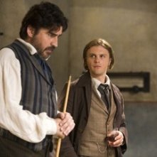 Michael Pitt e Alfred Molina in una scena del film Seta