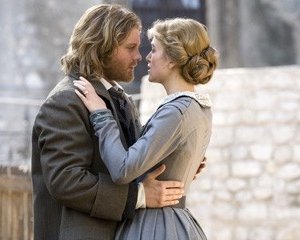 Michael Pitt e Keira Knightley in una scena del film Seta