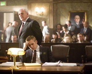 Ryan Gosling e Anthony Hopkins  in una scena del film Fracture