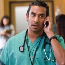 Naveen Andrews in una scena de Il buio nell'anima
