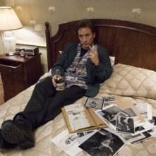 John Cusack a letto in una scena di 1408