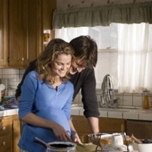 Keri Russell e Nathan Fillion in una scena del film Waitress