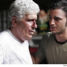 Nicolas Vaporidis e Ninetto Davoli in una scena del film Cemento armato