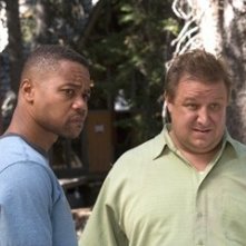 Cuba Gooding Jr e Paul Rae in una scena del film Il campeggio dei papà