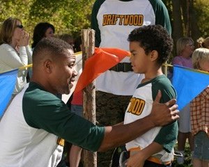 Cuba Gooding Jr e Spencir Bridges  in una scena del film Il campeggio dei papà