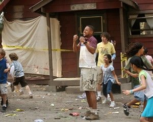 Cuba Gooding Jr  in una scena del film Il campeggio dei papà