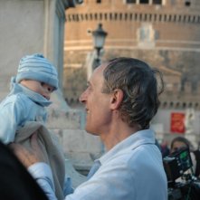 Dario Argento sul set del film La terza Madre, mentre prova una delle scene