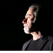 Una bella immagine di Giorgio Faletti in una scena del film Cemento armato