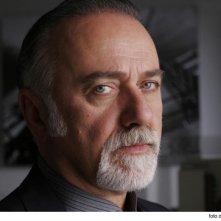 Un intenso primo piano di Giorgio Faletti in una scena del film Cemento armato