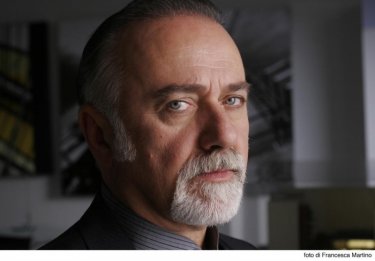 Un intenso primo piano di Giorgio Faletti in una scena del film Cemento armato