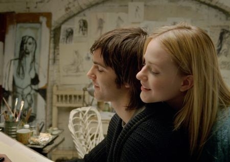 Jim Sturgess ed Evan Rachel Wood in una scena di Across the Universe