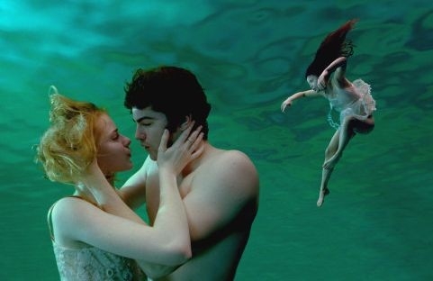 Evan Rachel Wood e Jim Sturgess in una bella scena di Across the Universe