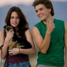 Kristen Stewart e Emile Hirsch in una scena di Into the Wild