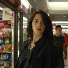 Asia Argento fugge dalle streghe in una scena del film La terza Madre