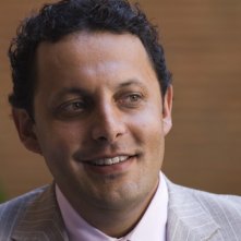 Enrico Brignano in una scena della commedia SMS - sotto mentite spoglie