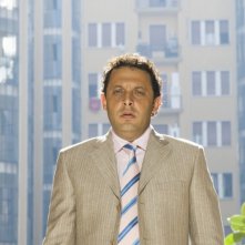 Brignano in una scena di SMS - sotto mentite spoglie