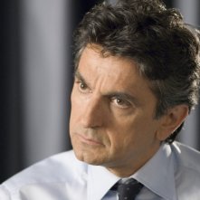 Vincenzo Salemme in una scena della commedia SMS - sotto mentite spoglie