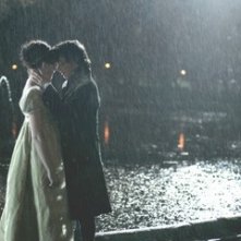 Anne Hathaway e James McAvoy in una sequenza del film Becoming Jane - il ritratto di una donna contro