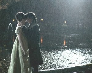 Anne Hathaway e James McAvoy in una sequenza del film Becoming Jane - il ritratto di una donna contro
